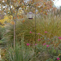 Upphängningskrok med mattsvart finish för fågelbord och trädgårdslyktor.